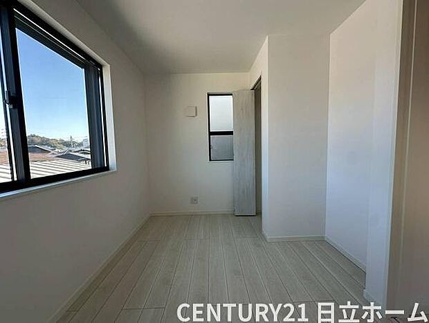 《洋室》　■机とべットを入れても十分な広さ。。お子様の勉強部屋に。