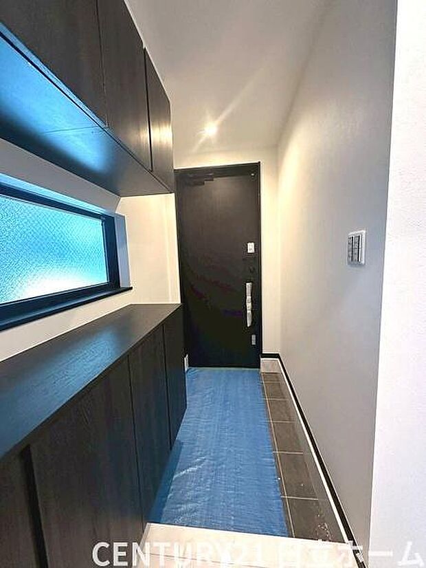 《玄関》　■シューズボックス付きで玄関もスッキリ。