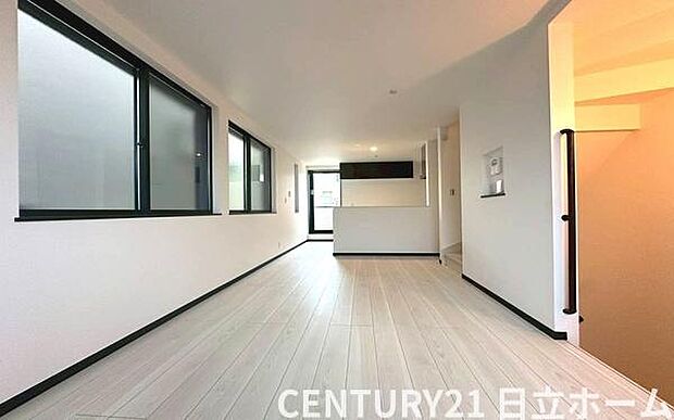 《リビングダイニング》　■開放的で広いリビング。のびのびとくつろげるリビングは、家族のコミュニケーションの場としてみんなが集まる場所に。