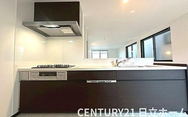 《システムキッチン》　■お手入れしやすくきれいなキッチン。お料理の始めから後片付けまで楽しい時間になりそうです。