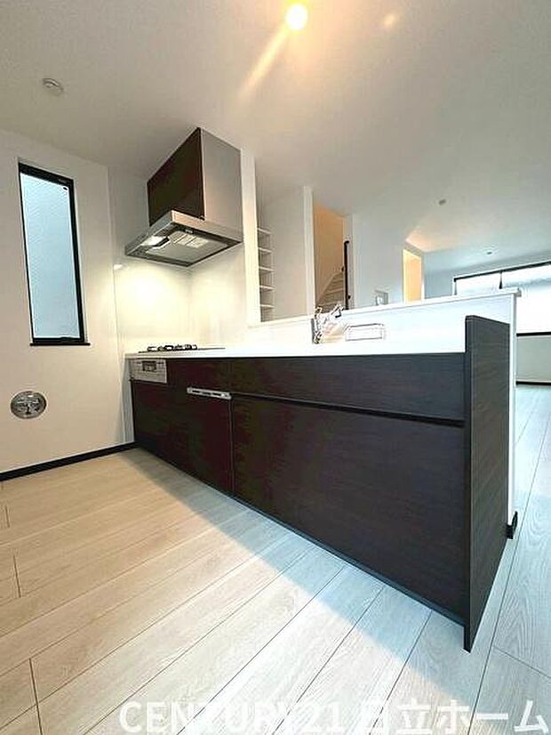 《システムキッチン》　■会話を楽しみながら食事を味わう。一緒にいる時間が楽しい空間。カフェにいるような気分で毎日を過ごしたい。家族でいる時間を柔らかに包み込むインテリア。