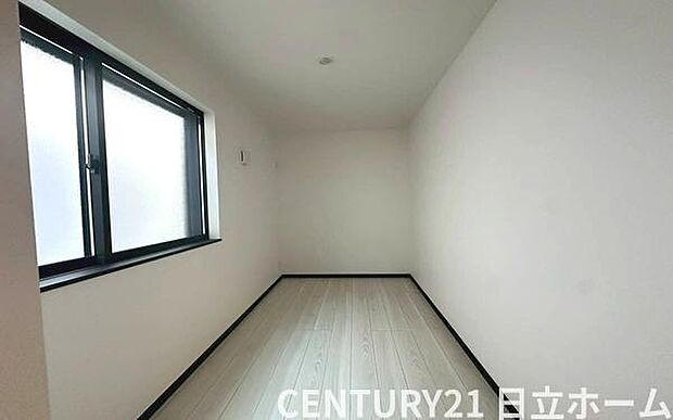 《子供部屋》　■明るい陽の差す居室。子供部屋にもちょうど良さそうですね。