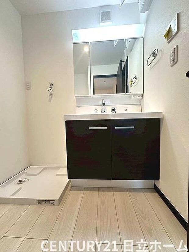 《洗面化粧台》　■使いやすいシャープなデザインの洗面化粧台。