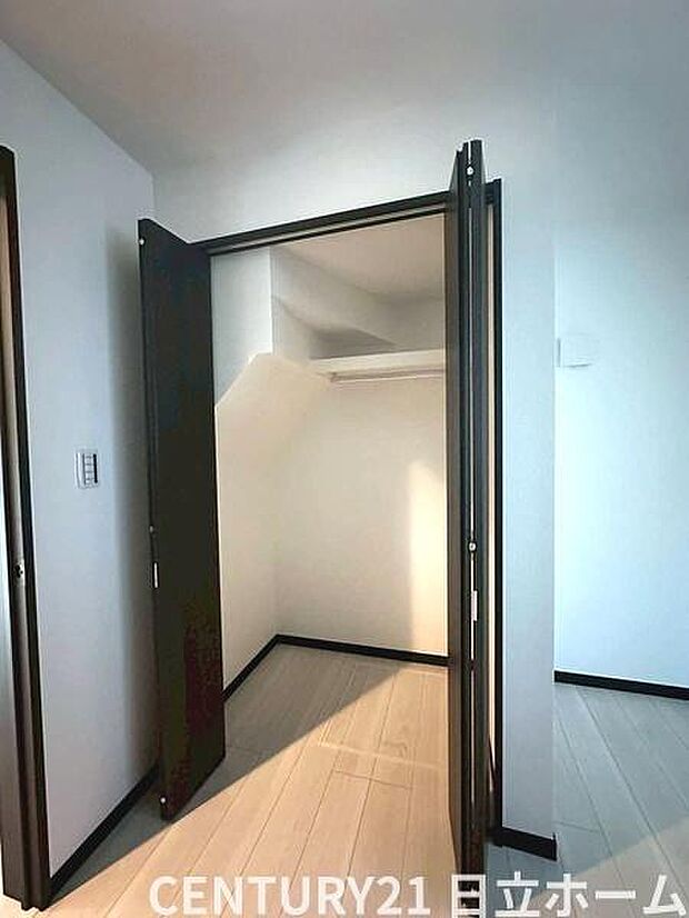 《ウォークインクローゼット》　■大容量のウォークインクローゼットをご用意。衣類だけでなく、トランクなどの旅行用品の収納にも重宝します。
