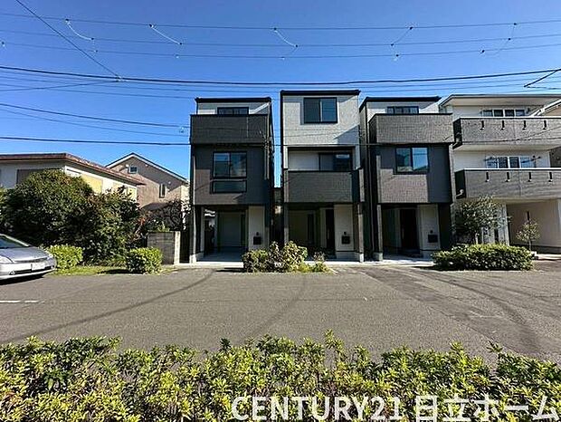 《前面道路》　■前面道路が広く、開放的です。日当たりも良好です。