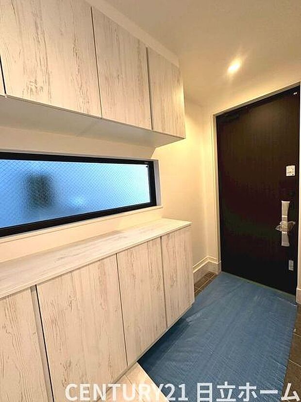 《玄関》　■シューズボックス付きで玄関もスッキリ。