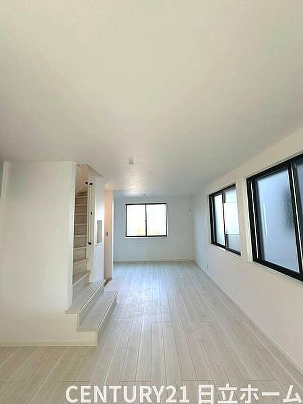 《リビングダイニング》　■ご家族でゆったりとした時間を過ごす場所です。