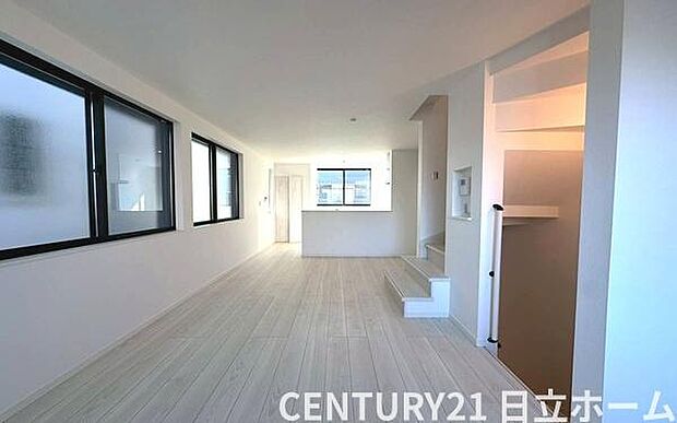 《リビングダイニング》　■上質な時間を育む暮らしのメインステージ。寛ぎとご家族とのコミュニケーションを育む居心地のよい場所。この明るい空間は家族に安らぎを与えて、落ち着いた心地よい空間になるでしょう。