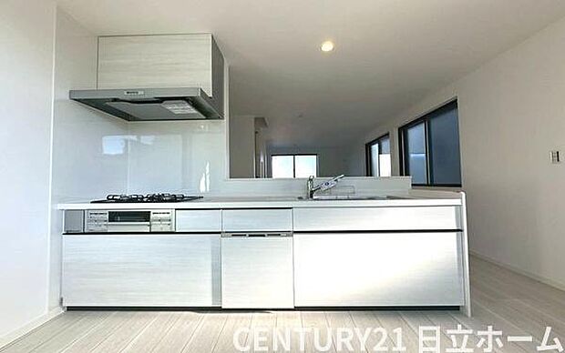 《システムキッチン》　■会話を楽しみながら食事を味わう。一緒にいる時間が楽しい空間。カフェにいるような気分で毎日を過ごしたい。家族でいる時間を柔らかに包み込むインテリア。