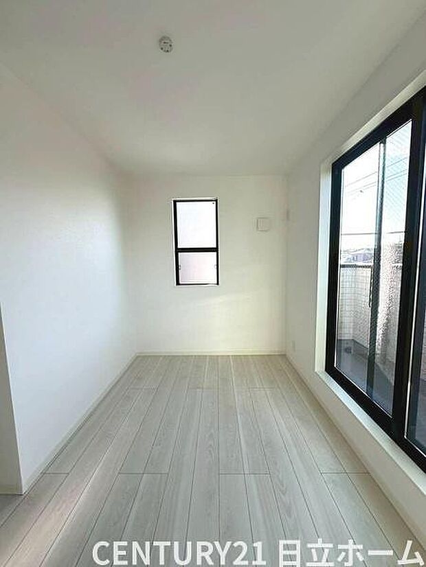 《子供部屋》　■明るい陽の差す居室。子供部屋にもちょうど良さそうですね。