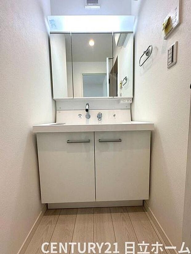 《洗面化粧台》　■使いやすいシャープなデザインの洗面化粧台。