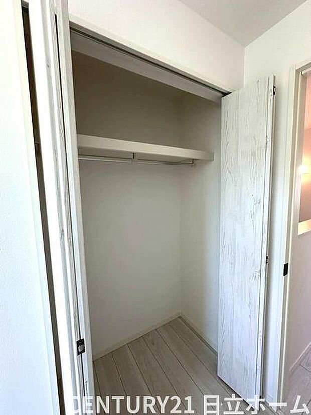 《収納》　■洋服を機能的に収納できるハンガーパイプのほか、帽子やバッグを置ける枕棚も設置。ゆとりあふれる収納空間です。