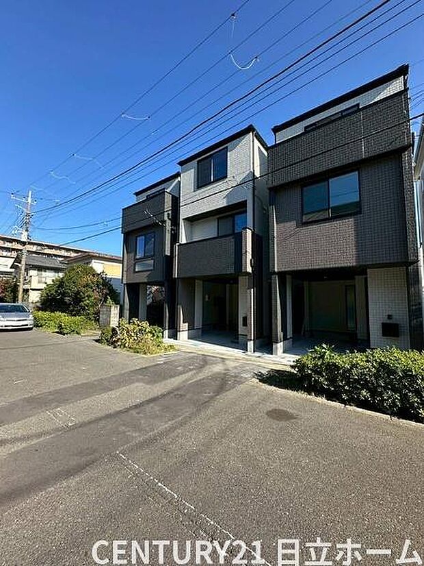 《前面道路》　■前面道路が広く、開放的です。日当たりも良好です。