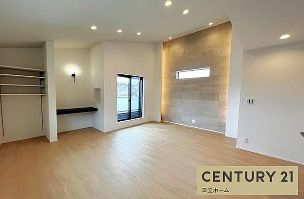 《リビングダイニング》 ■豊かな光が照らすこの場所は、たわいもない会話を楽しみ、ゆったりとした時間を過ごす場所。家族の日常が刻まれる大切な空間です。自然光に溢れるこの空間はリフレッシュにピッタリです。