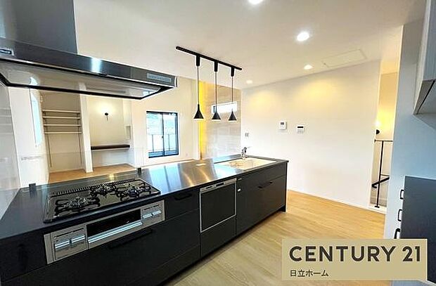 《食器洗い乾燥機》■食事後もゆっくり過ごせる食器洗い乾燥機を設置。手洗いよりもキレイに洗え、家事効率アップで家族時間が増やせます。