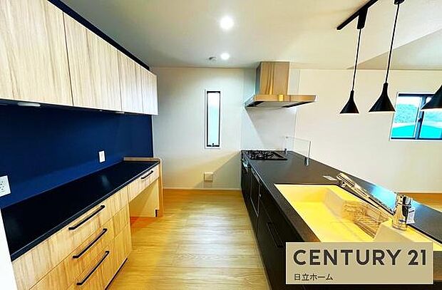 《システムキッチン》 ■家族が集う楽しく親子の会話も弾むキッチン。明るく清潔で使い勝手のいいキッチンには、いつも家族の笑顔があふれています。