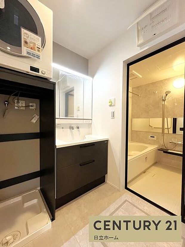 《洗面化粧台》 ■使いやすいシャープなデザインの洗面化粧台。衣類乾燥機幹太くん標準装備の家。