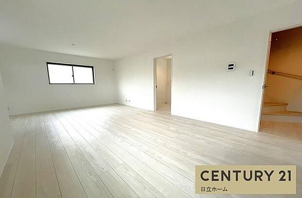 《リビングダイニング》 ■豊かな光が照らすこの場所は、たわいもない会話を楽しみ、ゆったりとした時間を過ごす場所。家族の日常が刻まれる大切な空間です。自然光に溢れるこの空間はリフレッシュにピッタリです。