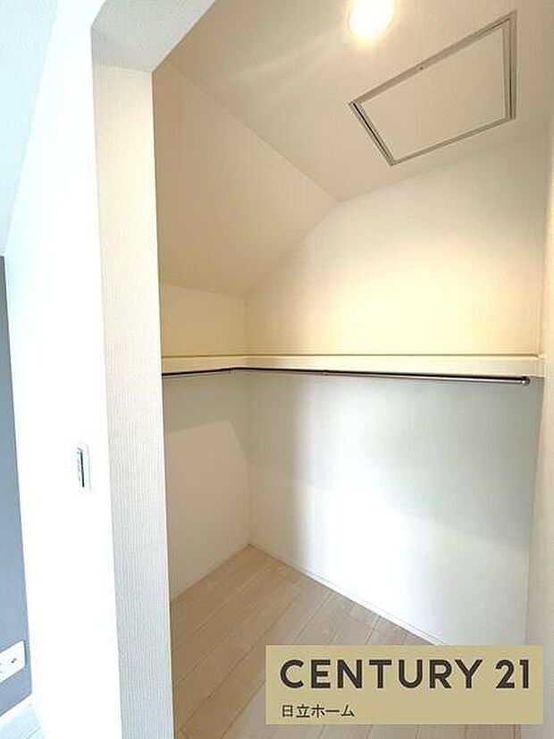 《ウォークインクローゼット》 ■大容量のウォークインクローゼットをご用意。衣類だけでなく、遊び道具やトランクなどの旅行用品の収納にも重宝します。