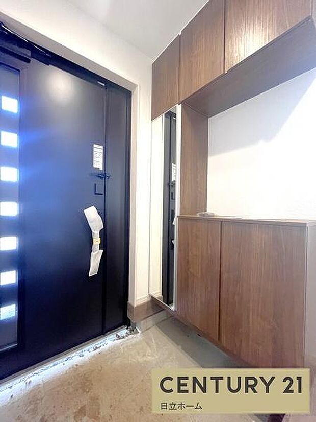 《玄関》■玄関ホールにもゆとりをもった設計ですので第一印象が違います。玄関は家の顔ですので、開放感は大事ですね。