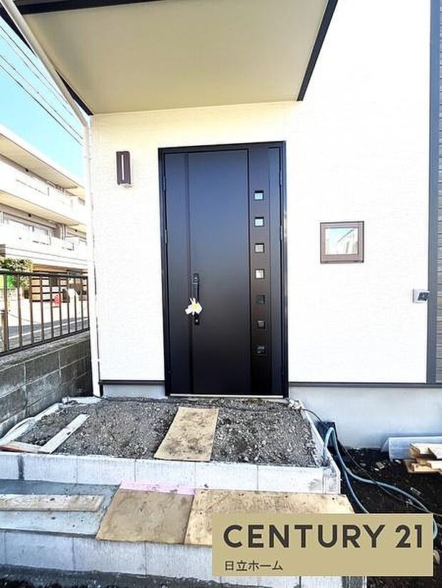 《玄関》■玄関ホールにもゆとりをもった設計ですので第一印象が違います。玄関は家の顔ですので、開放感は大事ですね。