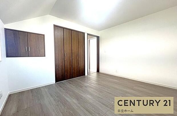 《寝室》 ■心地よい眠りへといざなうしっとりと落ち着いた雰囲気の寝室。収納豊富で寝室をいつもすっきりさせてくれます。