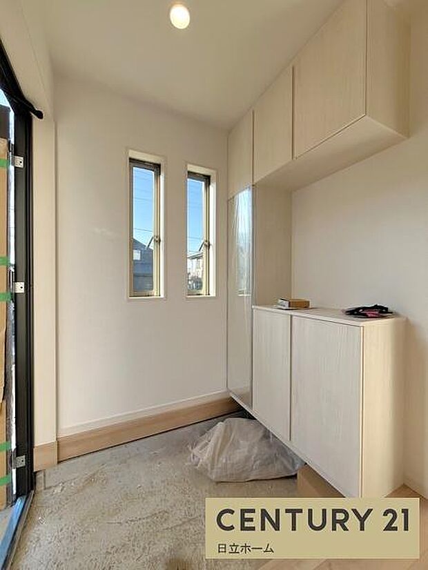 《玄関》　■玄関を開けると、エントランスホールがお出迎え。上がりがまちやシューズボックスがゆったりと構え、心地よさに包まれます。