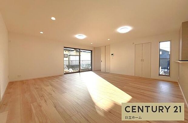 《リビングダイニング》　■開放的でのびのびとくつろげるリビングは、家族のコミュニケーションの場として、みんなが集まる暖かな場所に。