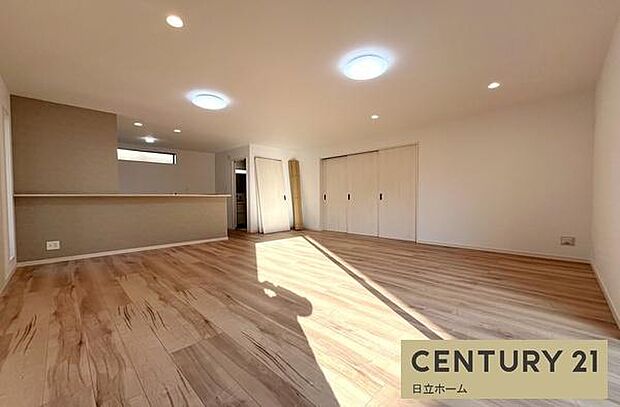 《リビングダイニング》　■上質な時間を育む暮らしのメインステージ。寛ぎとご家族とのコミュニケーションを育む居心地のよい場所。この明るい空間は家族に安らぎを与えて、落ち着いた心地よい空間になるでしょう。