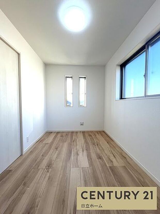 《洋室》　■机とべットを入れても十分な広さ。。お子様の勉強部屋に。