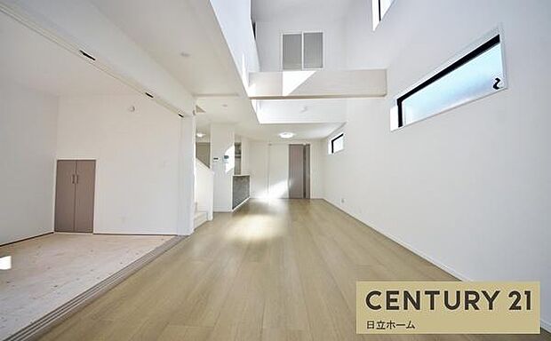 《リビングダイニング》　■豊かな光が照らすこの場所は、たわいもない会話を楽しみ、ゆったりとした時間を過ごす場所。家族の日常が刻まれる大切な空間です。自然光に溢れるこの空間はリフレッシュにピッタリです。