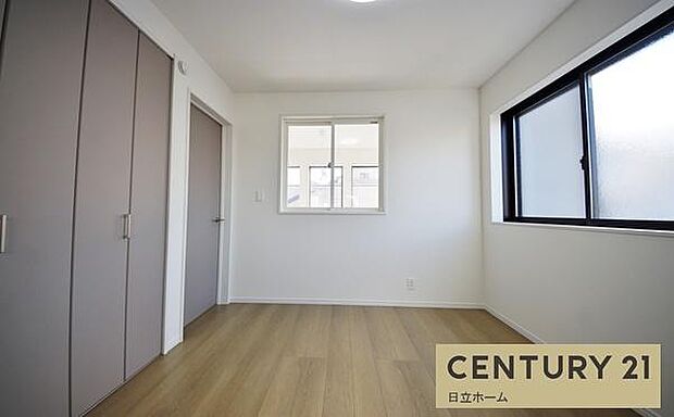 《洋室》　■机とべットを入れても十分な広さ。。お子様の勉強部屋に。