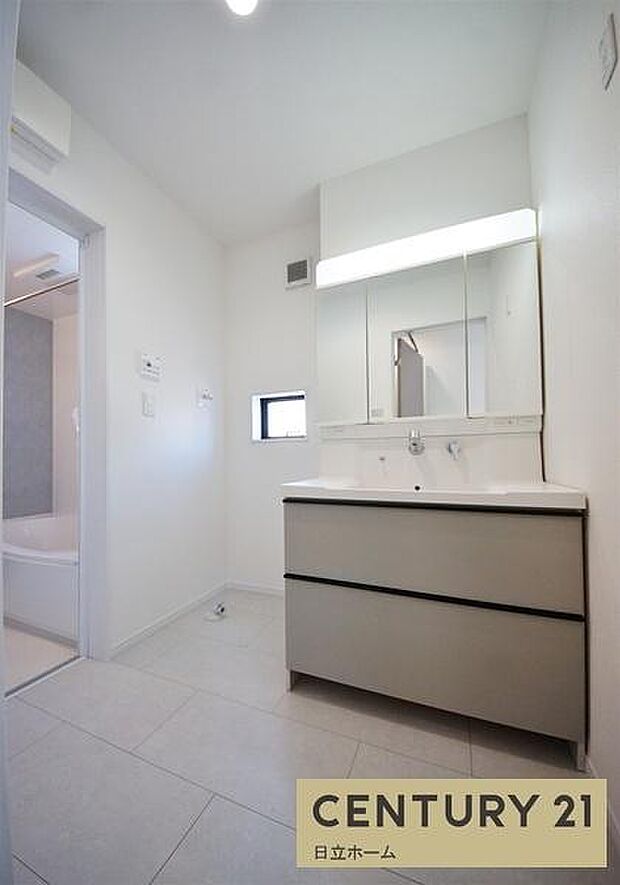 《洗面化粧台》　■洗面化粧台の鏡は、メイクや髭剃りに便利な三面鏡タイプ。開いて合わせ鏡としても使用できます。鏡の裏側は収納スペースとして利用でき、小物などの保管に便利な棚も付いています。