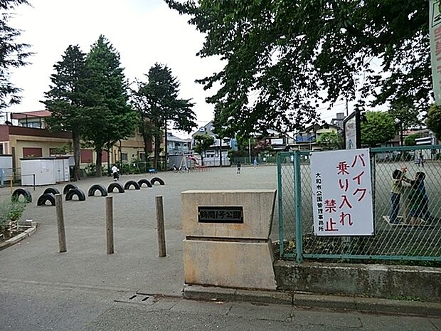 鶴間1号公園まで736m、住宅街の十分な広さの公園です。公園の設備にはトイレ、水飲み・手洗い場があります。