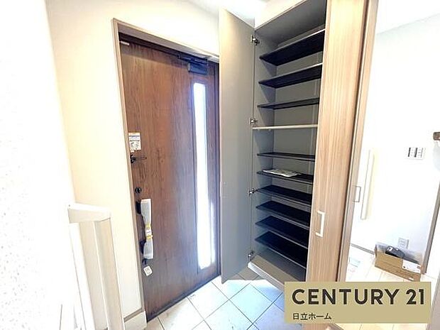 《玄関》　■シューズボックス付きで玄関もスッキリ。