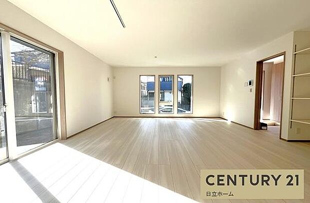 《リビングダイニング》　■豊かな光が照らすこの場所は、たわいもない会話を楽しみ、ゆったりとした時間を過ごす場所。家族の日常が刻まれる大切な空間です。自然光に溢れるこの空間はリフレッシュにピッタリです。