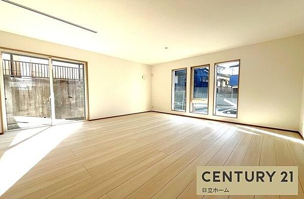 《リビングダイニング》　■ご家族でゆったりとした時間を過ごす場所です。