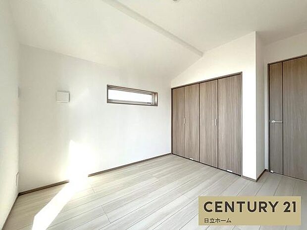 《寝室》　■心地よい眠りへといざなうしっとりと落ち着いた雰囲気の寝室。