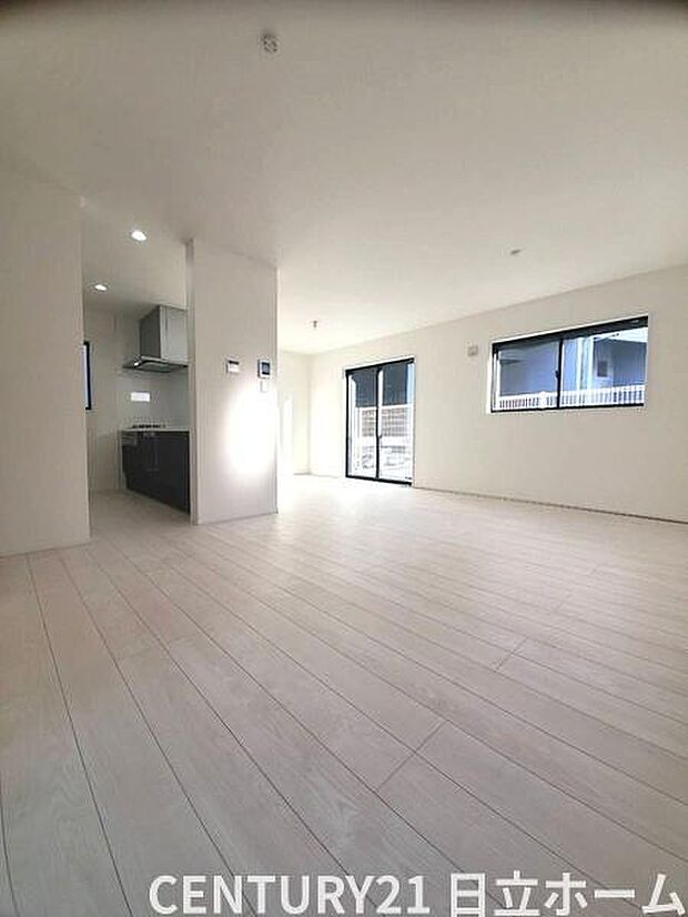 《リビングダイニング》 ■大画面TVも余裕、インテリアプランが考えやすいワイドなリビング。