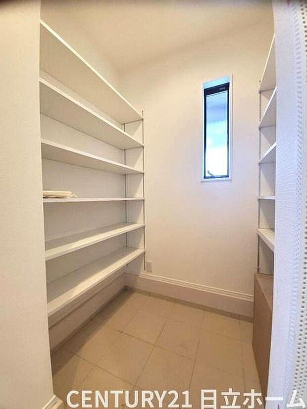 《シューズインクローク》 ■人気のシューズインクローク。中は可動棚になっており、靴だけでなくアウトドア用品や雨具などもスッキリ収納可能です。