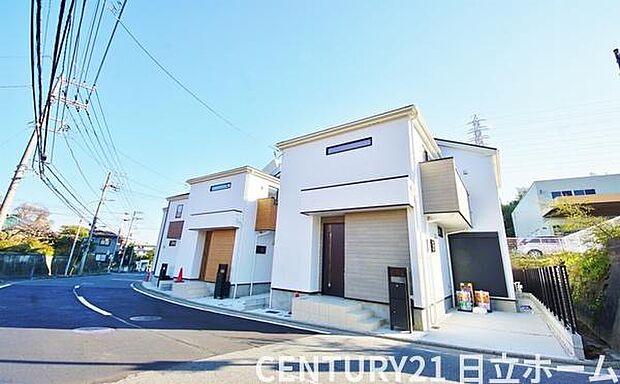 《前面道路》 ■前面道路が広く、開放的です。日当たりも良好です。