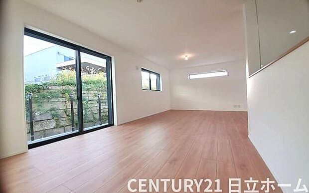 《リビングダイニング》 ■上質な時間を育む暮らしのメインステージ。寛ぎとご家族とのコミュニケーションを育む居心地のよい場所。この明るい空間は家族に安らぎを与えて、落ち着いた心地よい空間になるでしょう。