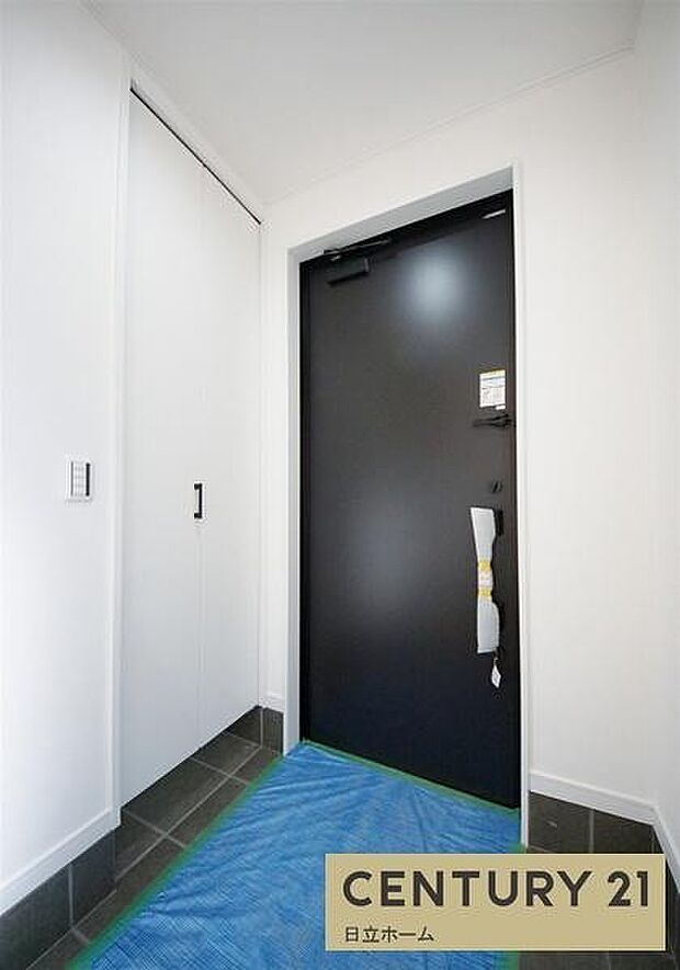 《玄関》 ■玄関を開けると、エントランスホールがお出迎え。上がりがまちやシューズボックスがゆったりと構え、心地よさに包まれます。