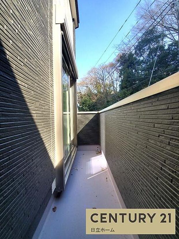 《バルコニー》 ■さわやかな風が通り暖かい光がふりそそぐバルコニー