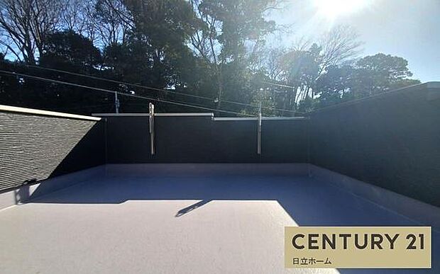 《ルーフバルコニー》 ■大きなバルコニーからは遠方まで景色を見渡せて、空の青さに包まれるような心地よさを味わえます。