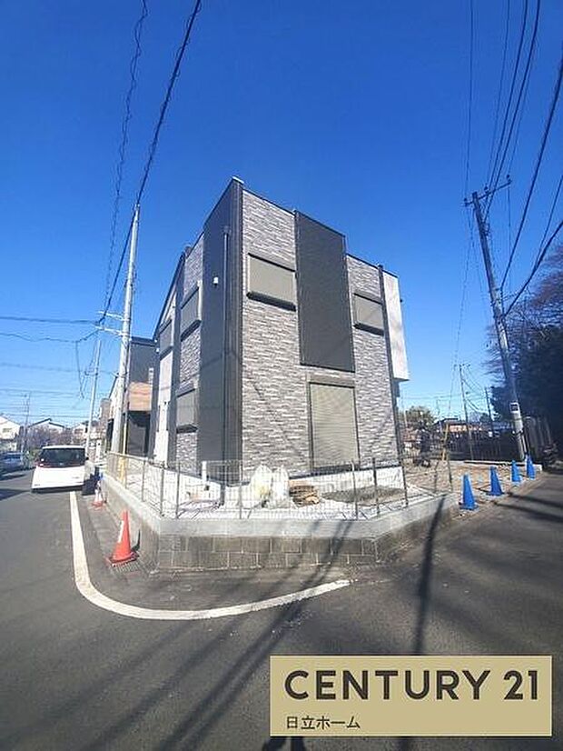 《外観》 ■一戸建ての多いエリア、静かで落ち着いた雰囲気。シンプルで美しいフォルム空気までクリーンになるような佇まい。心地よいライフスタイルが実現できるそんな予感。