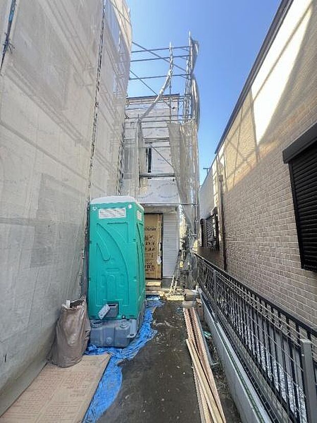 落ち着いた閑静な住宅街に佇む邸宅。周囲の建物との距離が広くとれておりますので、ゆったりとお住まいになっていただくことができます