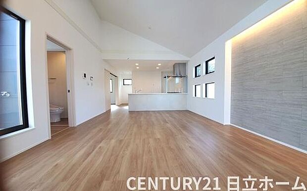 《リビングダイニング》 ■豊かな光が照らすこの場所は、たわいもない会話を楽しみ、ゆったりとした時間を過ごす場所。家族の日常が刻まれる大切な空間です。自然光に溢れるこの空間はリフレッシュにピッタリです。