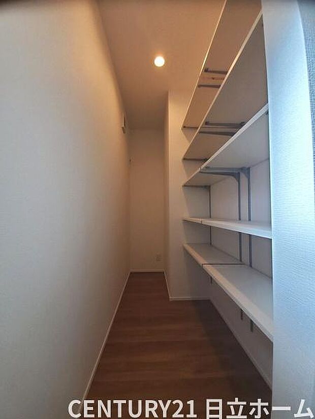 《パントリー》 ■キッチン横のストレージスペース。常温保存の食品・キッチン用品などが収納できて便利です。