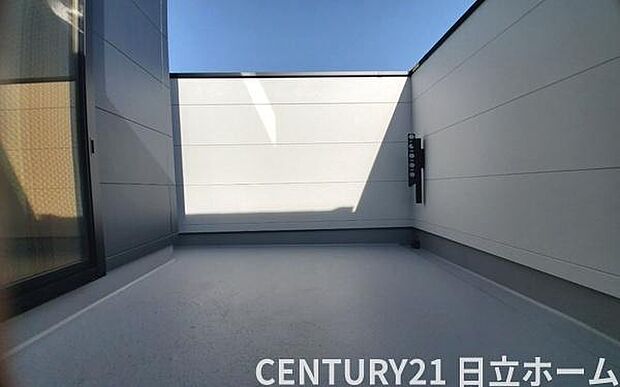 《バルコニー》 ■陽当りも良く、長時間日が当たるので、洗濯物も良く乾きそうです。目の前には気持ちの良い青空が、夜には綺麗な星空が広がります。